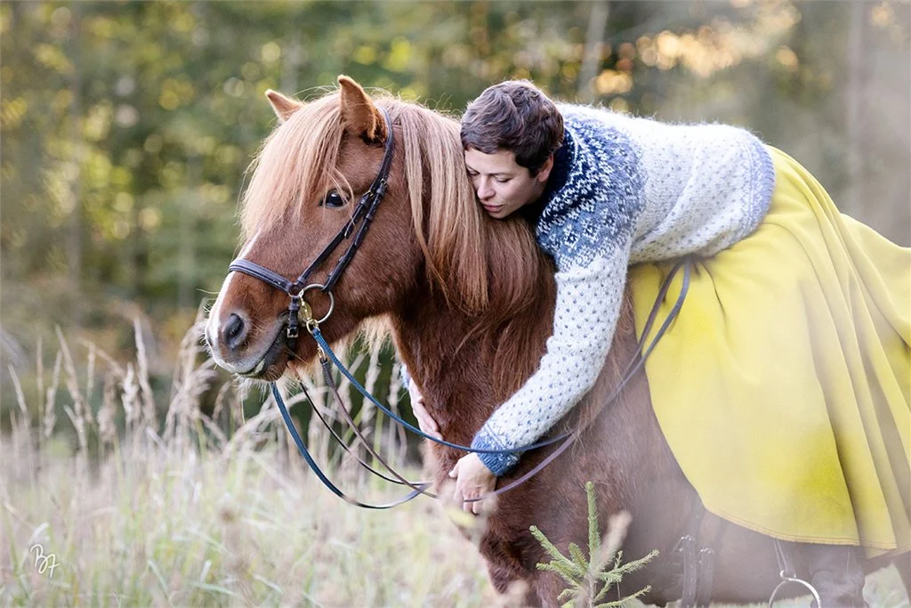 Kerstin Kubick mit Pferd im hohen Gras